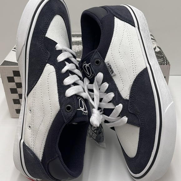 Vans Men’s Rowan
Dark Navy/White
VN0A5JICCZP
Sneakers - Picture 11 of 16